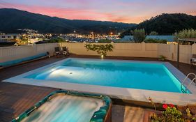Fabulous Apartment With Private Spa Pool & Gym
